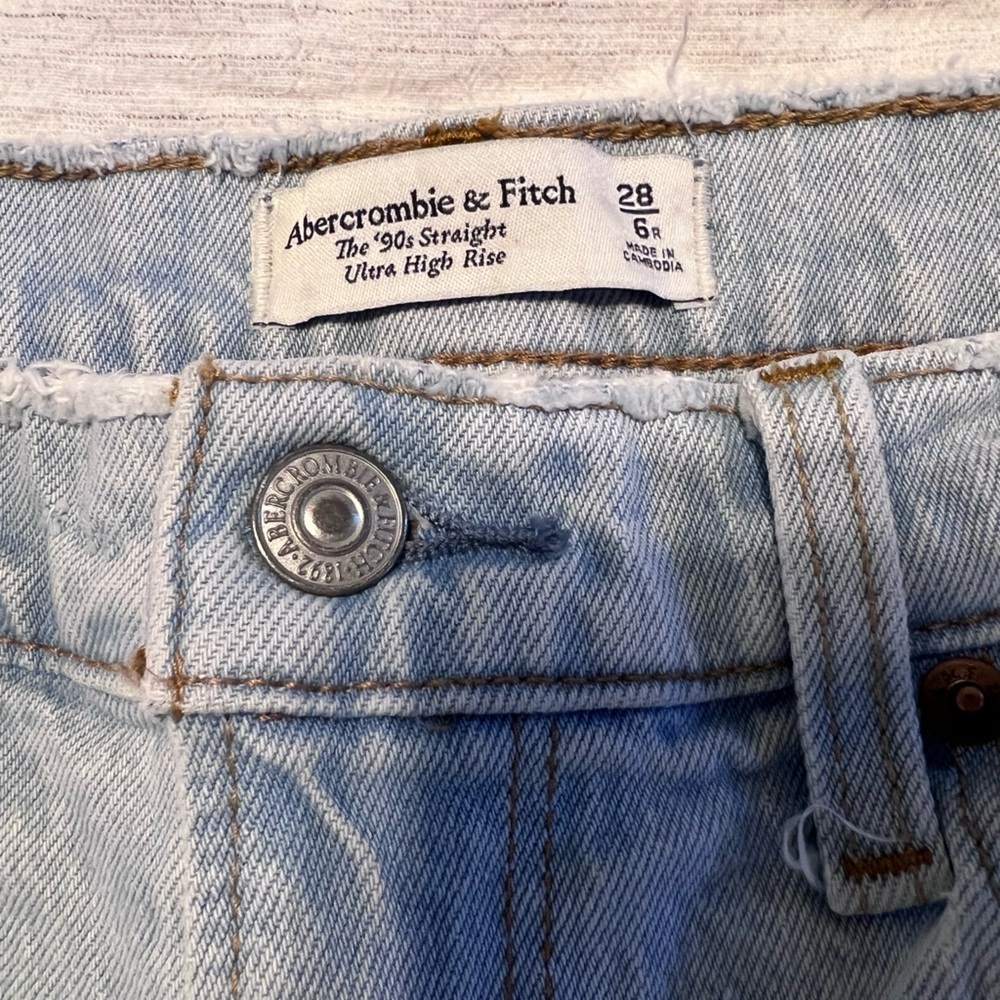 Abercrombie & Fitch 90s Ultra High Rise Light Wash Jeans - Picture 2 of 5
